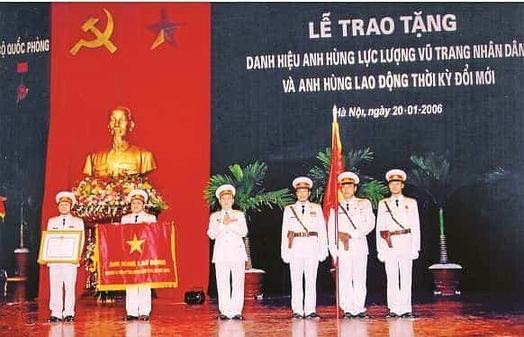 Nhà máy đón nhận danh hiệu Anh hùng Lao động thời kỳ đổi mới<br />
(năm 2006).