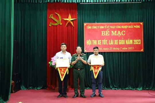 Trao Giấy khen tặng các cá nhân đạt giải Nhất trong phần thi lái xe giỏi.