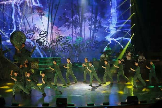 Múa phụ họa ca khúc “Lên đường” do tốp ca nam trình bày.