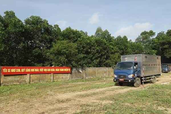 Thi thực hành lái xe tải.