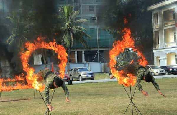 <em><span style="color: black;"><em><span style="color: black;">Phi thân qua vòng lửa.</span>