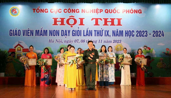 Đại tá Tống Xuân Đức, Phó Chủ nhiệm Chính trị Tổng cục CNQP, Trưởng ban Tổ chức hội thi, trao giải Nhất tặng cô giáo Trần Thị Thu Hà, Trường Mầm non Nhà máy Z121.