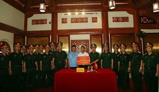 Thủ trưởng Tổng cục CNQP trao quà tặng Ban quản lý Nghĩa trang liệt sỹ Quốc gia Vị Xuyên.