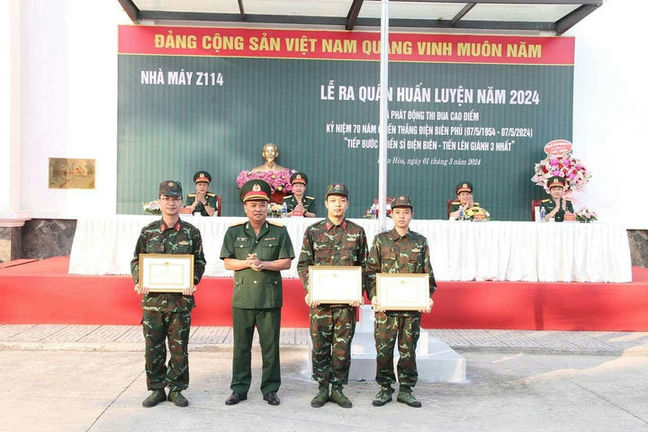 Thượng tá Lê Văn Nam, Giám đốc Nhà máy Z114, trao Giấy khen tặng 3 đồng chí đã hoàn thành xuất sắc nhiệm vụ công tác huấn luyện năm 2023.
