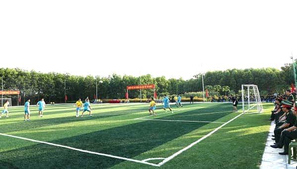 Cán bộ, công nhân viên, người lao động Nhà máy Z111 giao lưu thi đấu bóng đá.