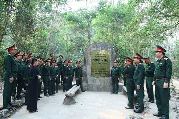 Đoàn thăm quan Khu di tích Sở chỉ huy Chiến dịch Điện Biên phủ tại Mường Phăng, nơi đặt sở Chỉ huy Chiến dịch Điện Biên Phủ.  