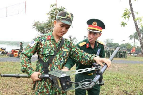 Kiểm tra thiết bị rà phá bom mìn, vật nổ.