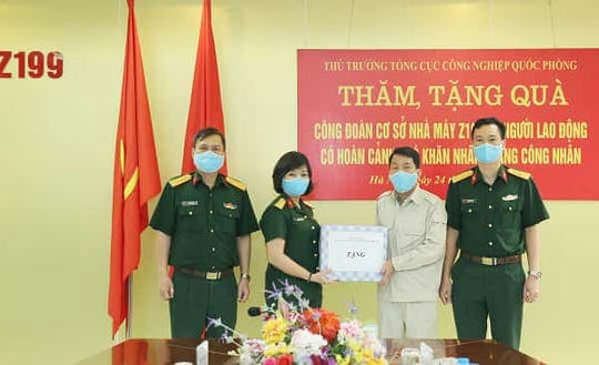 <span>Đại diện Ban Công đoàn Tổng cục CNQP trao quà tặng <em style="text-align: center;"><em><em><em>người lao động Nhà máy Z199.