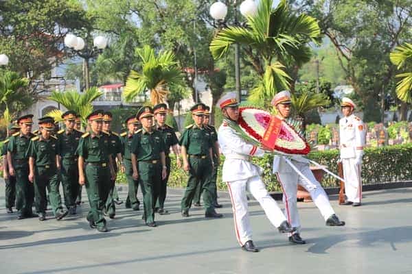 <span>Thăm viếng nghĩa trang liệt sĩ Him Lam (thành phố Điện Biên Phủ, tỉnh Điện Biên).</span>