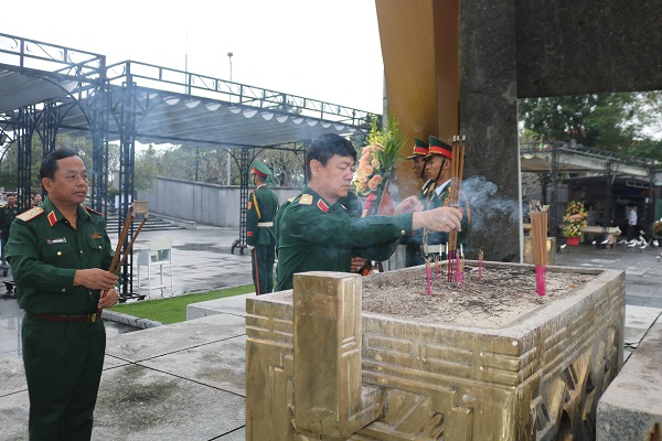 Thiếu tướng, TS. Trần Đình Thăng, Cục trưởng Cục Kinh tế/Bộ Quốc phòng và các đại biểu thắp hương tưởng nhớ các Anh hùng Liệt sỹ tại Nghĩa trang Liệt sỹ Quốc gia Đường 9 (tỉnh Quảng Trị).