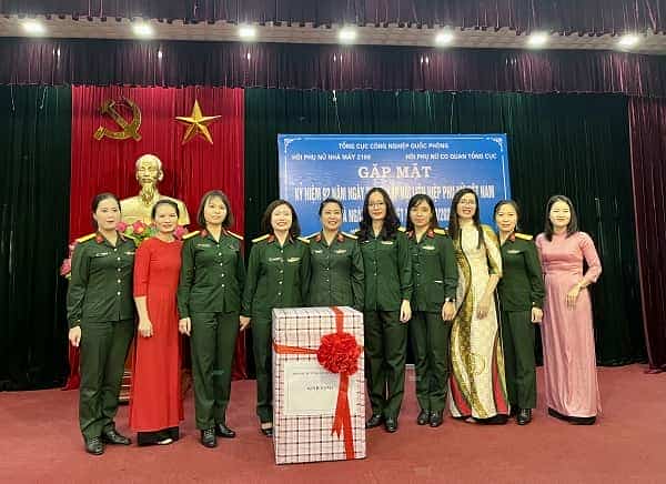 Hội phụ nữ cơ quan Tổng cục Công nghiệp quốc phòng trao quà tặng Hội phụ nữ cơ sở Nhà máy Z189.