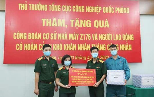 <em><em><em><span>Đại diện Ban Công đoàn Tổng cục CNQP trao quà tặng công đoàn cơ sở </span>