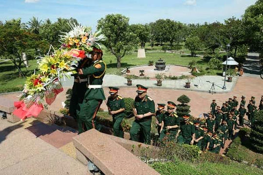 Đoàn công tác dâng hoa tưởng nhớ các Anh hùng liệt sỹ tại<br />
Di tích Quốc gia đặc biệt Thành cổ Quảng Trị.