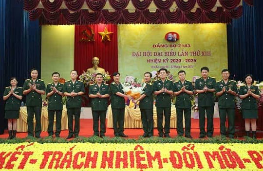 <span>Trung tướng Nguyễn Mạnh Hùng, Bí thư Đảng ủy, Chính ủy Tổng cục CNQP tặng hoa chúc mừng Ban chấp hành Đảng bộ Z183 (nhiệm kỳ 2020-2025).</span>