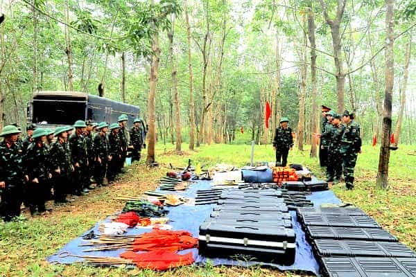 Chuẩn bị đầy đủ trang - thiết bị rà phá bom mìn trước khi thực hiện nhiệm vụ.