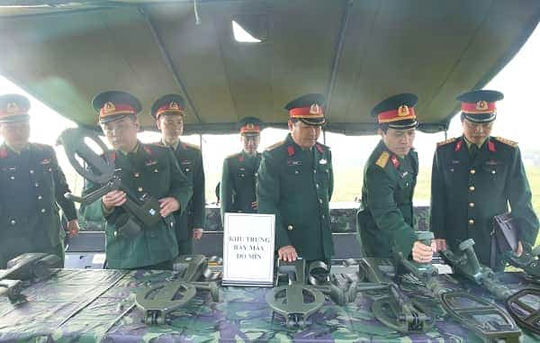 <span>Kiểm tra thiết bị phục vụ công tác<strong> </strong>rà phá bom mìn, vật nổ.</span>