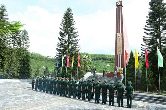 Dâng hương tại Nghĩa trang Quốc gia Nầm<br />
(huyện Hương Sơn, tỉnh Hà Tĩnh).