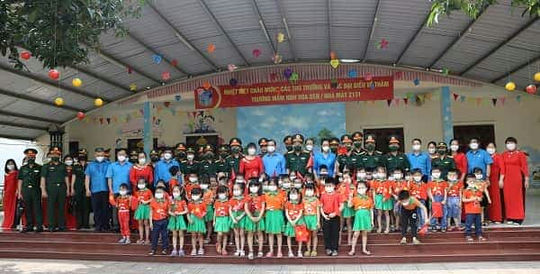 Thiếu tướng Nguyễn Văn Gấu, Uỷ viên Trung ương Đảng, Phó Chủ nhiệm Tổng cục Chính trị; đồng chí Nguyễn Đình Khang, Uỷ viên Trung ương Đảng,<br />
Chủ tịch Tổng Liên đoàn Lao động Việt Nam, cùng các đại biểu thăm, tặng quà Trường mầm non Hoa Sen, Nhà máy Z131.