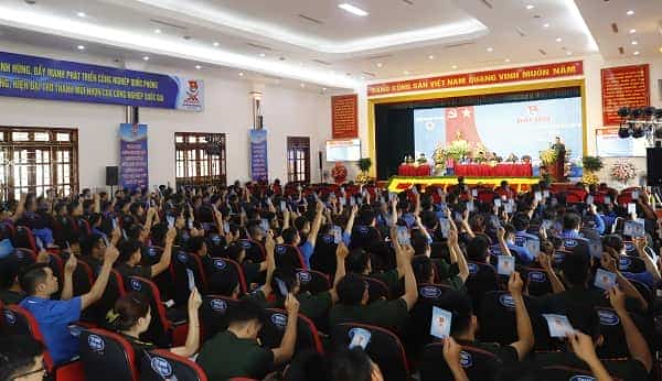 Biểu quyết thông qua các văn kiện trình Đại hội.