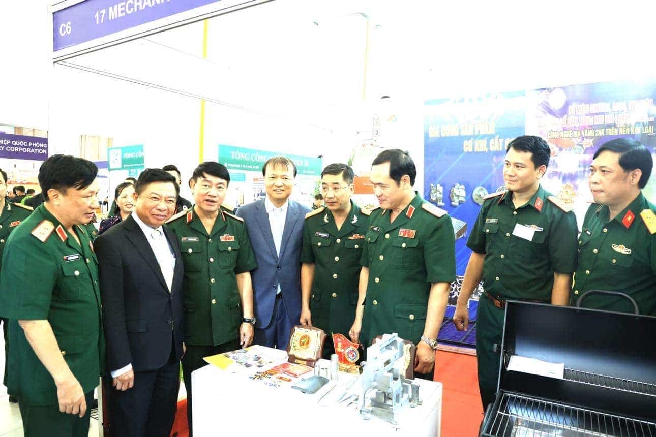 Thủ trưởng Bộ Quốc phòng, Bộ Tổng tham mưu Quân đội nhân dân Việt Nam và Đại sứ Việt Nam tại Campuchia, Thứ trưởng Bộ Công Thương tham quan gian hàng của Nhà máy Z117