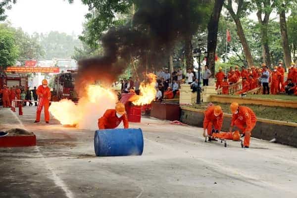 <span>Phần thi thực hành chữa cháy bằng chăn chiên, dùng bình bột MFZ8 dập tắt đám cháy kết hợp cứu người, di chuyển tài sản, chống cháy lan.</span>