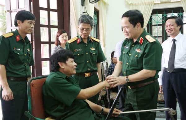 Trung tướng Khuất Việt Dũng, Chính ủy Tổng cục CNQP, thăm hỏi thương, bệnh binh tại Trung tâm Điều dưỡng Duy Tiên (Hà Nam).