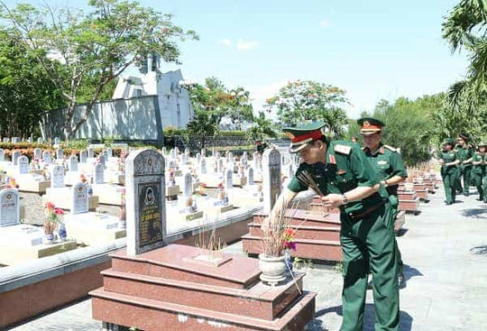 Trung tướng Hồ Quang Tuấn thắp hương tưởng nhớ các Anh hùng<br />
liệt sỹ tại Nghĩa trang liệt sỹ Quốc gia Đường 9 (tỉnh Quảng Trị).