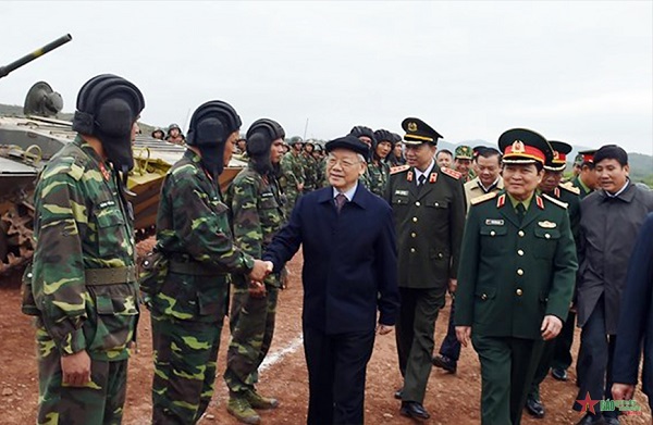 Tổng Bí thư Nguyễn Phú Trọng gặp gỡ, động viên cán bộ, chiến sĩ sau buổi huấn luyện. Ảnh: TRỌNG HẢI 