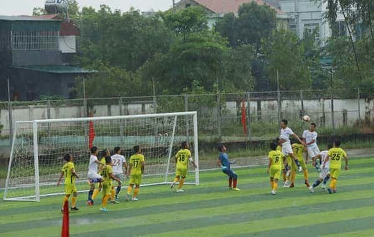 Pha bóng trong trận chung kết bóng đá nam.