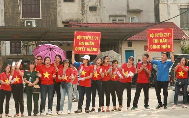 <span>Cổ động viên cổ vũ nhiệt tình cho các đội tranh tài.</span>