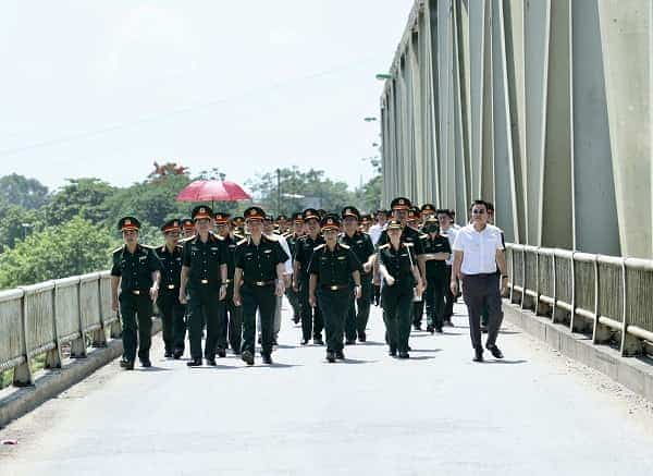 Tham quan di tích lịch sử cầu Hàm Rồng.