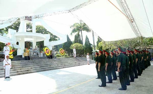 Đoàn công tác Tổng cục CNQP dâng hương tưởng nhớ các Anh hùng liệt sỹ tại Nghĩa trang Liệt sỹ Quốc gia Vị Xuyên.