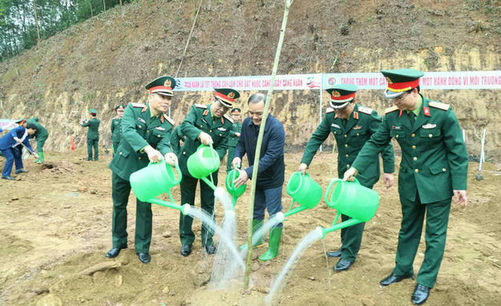 Thủ trưởng Tổng cục CNQP và Thủ trưởng Cục Doanh trại (Tổng cục Hậu cần) cùng các đại biểu trồng cây giáng hương lấy gỗ.