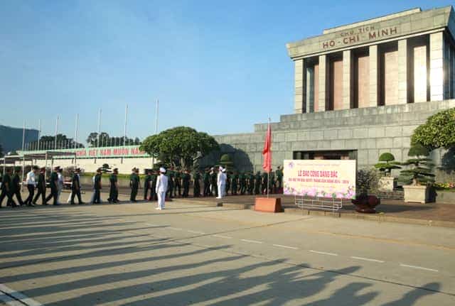 <span style="color: black;">Đoàn đại biểu dự Đại hội vào Lăng viếng Chủ tịch Hồ Chí Minh.</span>