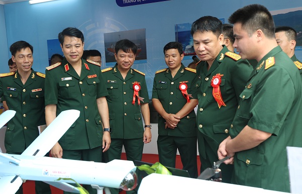 Các đại biểu xem sản phẩm do các đơn vị thuộc Tổng cục CNQP nghiên cứu chế tạo, trưng bày tại Đại hội.