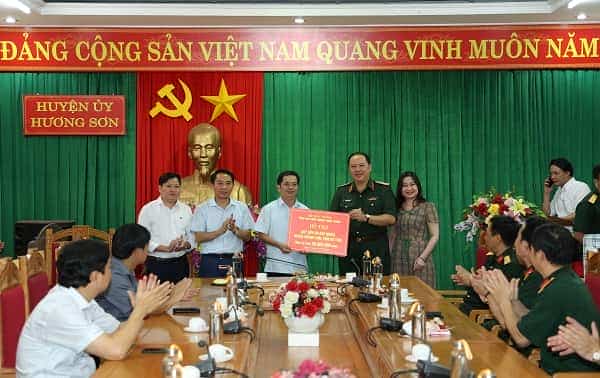 Thiếu tướng Nguyễn Việt Hùng trao biểu trưng hỗ trợ<br />
Quỹ “Đền ơn đáp nghĩa” của huyện Hương Sơn, tỉnh Hà Tĩnh.