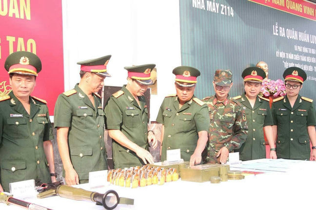 Lãnh đạo, chỉ huy đơn vị kiểm tra mô hình học cụ phục vụ công tác huấn luyện. 