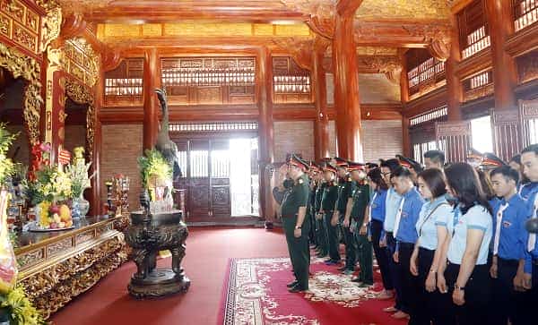 Các đại biểu dâng hương tại Khu di tích lịch sử Quốc gia 60 liệt sĩ Thanh niên xung phong Đại đội 915, Đội 91 Bắc Thái tại phường Gia Sàng, thành phố Thái Nguyên, tỉnh Thái Nguyên.