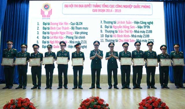 <span>Trung tướng Trần Hồng Minh, Chủ nhiệm Tổng cục CNQP và Trung tướng Nguyễn Mạnh Hùng, Bí thư Đảng ủy, Chính ủy Tổng cục CNQP, trao  Bằng khen của Tổng cục tặng các cá nhân đạt thành tích xuất sắc.</span>