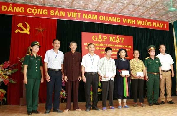 Lãnh đạo, chỉ huy Nhà máy Z113 tặng quà các đối tượng chính sách tại xã Thái Long (Tuyên Quang).