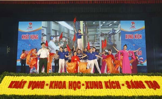 Tiết mục văn nghệ chào mừng Đại hội.