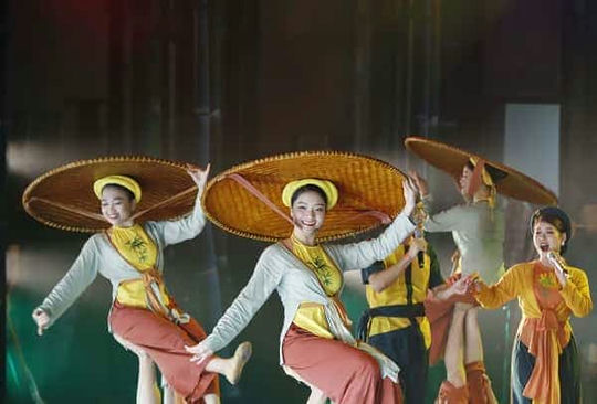 Tiết mục múa phụ họa “Huyền thoại châu thổ”.