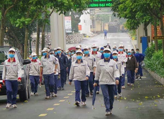 <span>Công nhân Nhà máy tuân thủ nghiêm biện pháp đeo khẩu phòng dịch.</span>