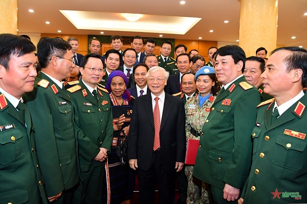 Ngày 19/12/2019, đồng chí Nguyễn Phú Trọng, Tổng Bí thư, Chủ tịch nước, Bí thư Quân ủy Trung ương trò chuyện cùng Đoàn đại biểu điển hình tiên tiến toàn quốc trong xây dựng nền quốc phòng toàn dân vững mạnh giai đoạn 2009-2019. Ảnh: TUẤN HUY