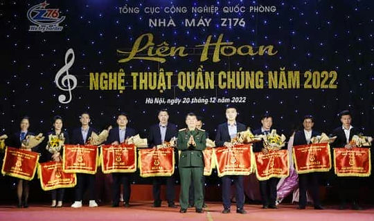 Đại tá Phạm Anh Tuấn, Giám đốc Nhà máy Z176 trao giải Xuất sắc tặng đội Cơ sở sản xuất Phú Thọ.