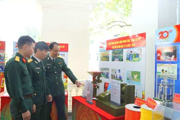 Các đại biểu xem một số sản phẩm tiêu biểu tham gia giải thưởng “Tuổi trẻ sáng tạo trong Quân đội”.