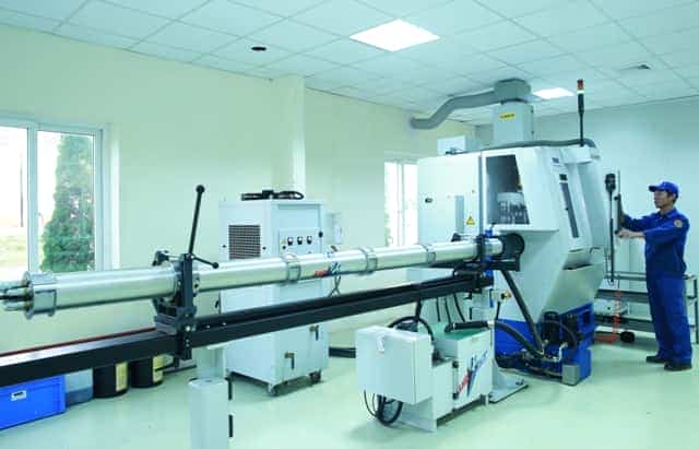 <span>Công nhân Xí nghiệp 23 (Nhà máy Z199) làm chủ máy móc hiện đại vào sản xuất sản phẩm.</span>