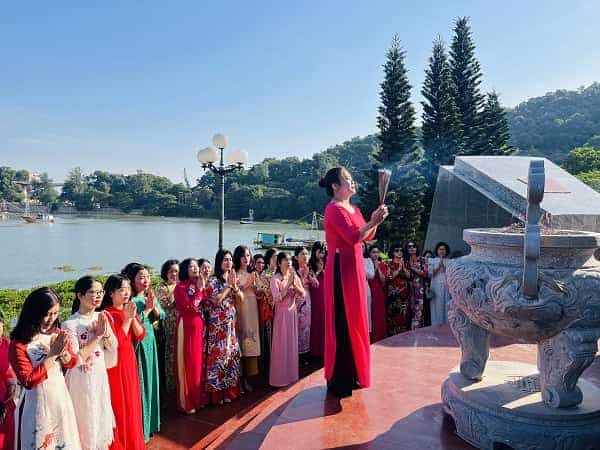 Dâng hương tại di tích Bến tàu không số tại Đồ Sơn, Hải Phòng.