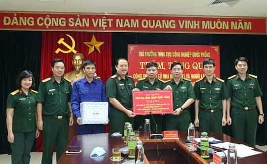 <em><em><em><em><em><em><span><em style="text-align: center;"><em><em><em>Trao quà tặng Công đoàn cơ sở 