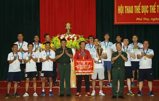 Đội tuyển Nhà máy Z131 nhận Giải Nhất môn bóng chuyền nam.